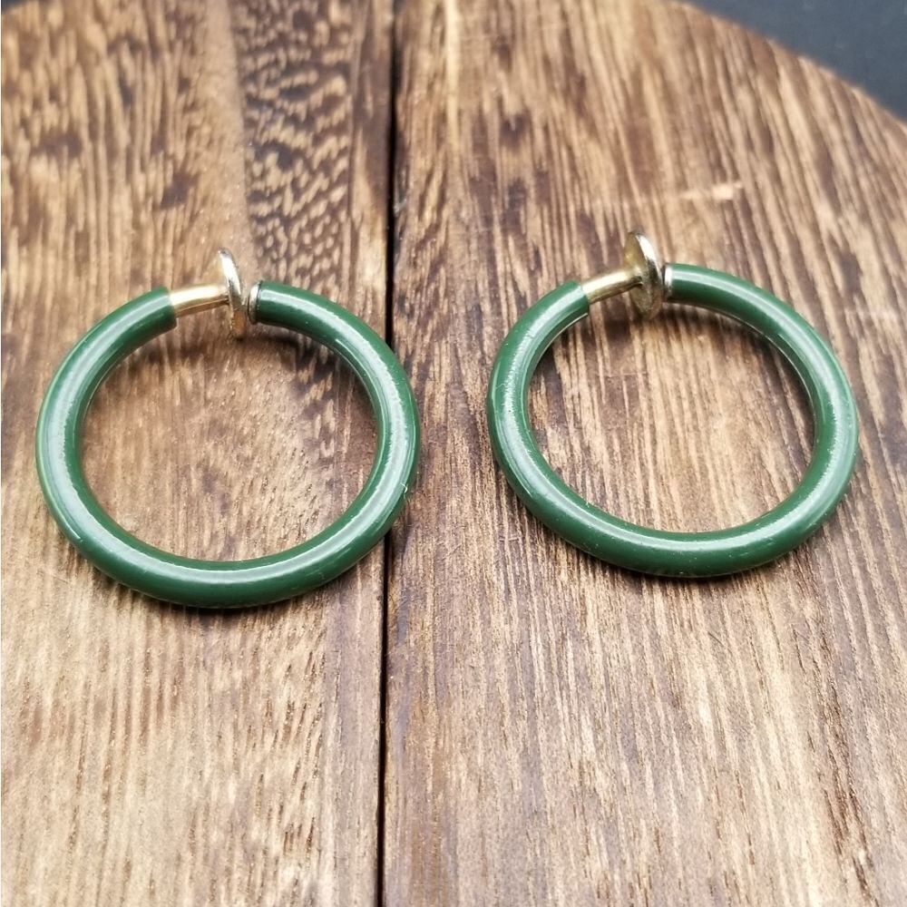 Push back vintage irish green enamel hoop earrings E333